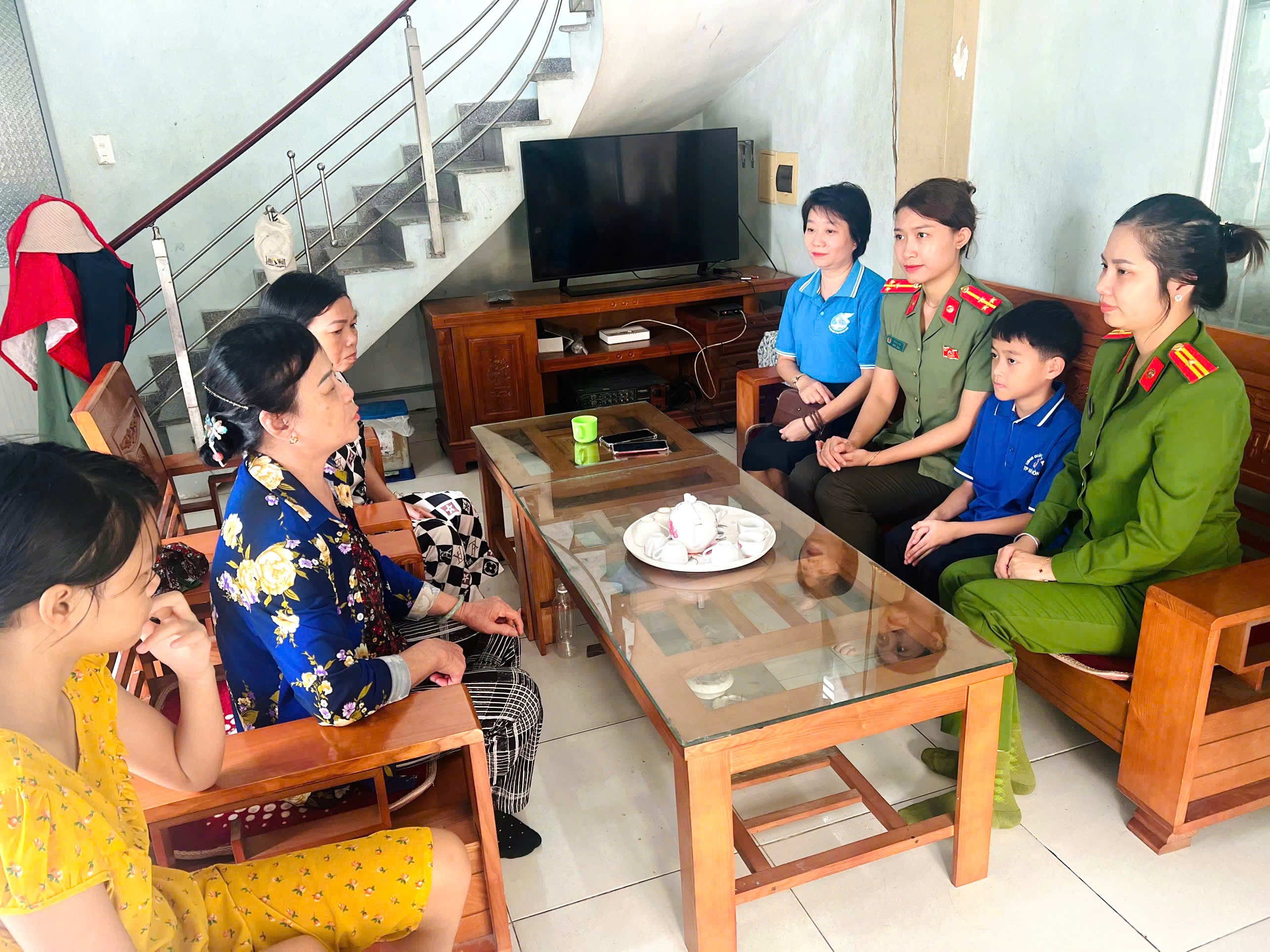 Công an phường Hồng Bàng trao quà động viên 3 học sinh có hoàn cảnh đặc biệt khó khăn